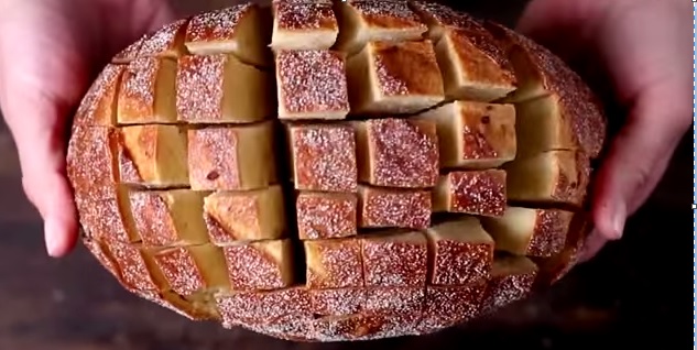 Taglia a cubetti il pane, la merenda è da leccarsi i baffi