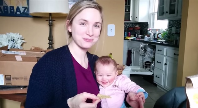 La mamma mangia le patatine e la bambina non riesce a trattenersi