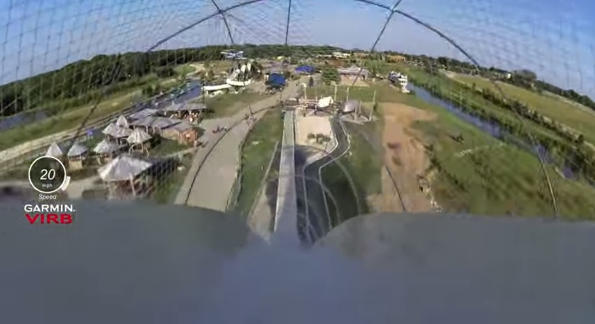 Si lanciano dallo scivolo più alto del mondo, la discesa è da brividi