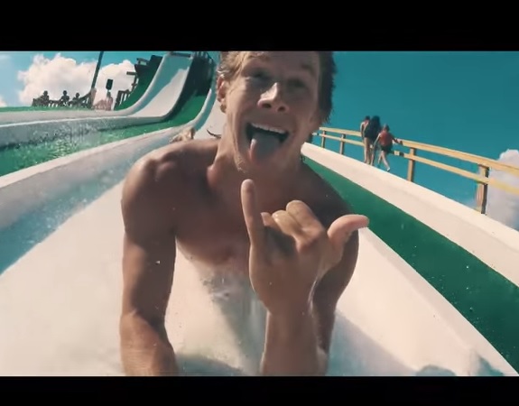 Sale su uno scivolo di 30 metri, la discesa vi lascerà senza fiato