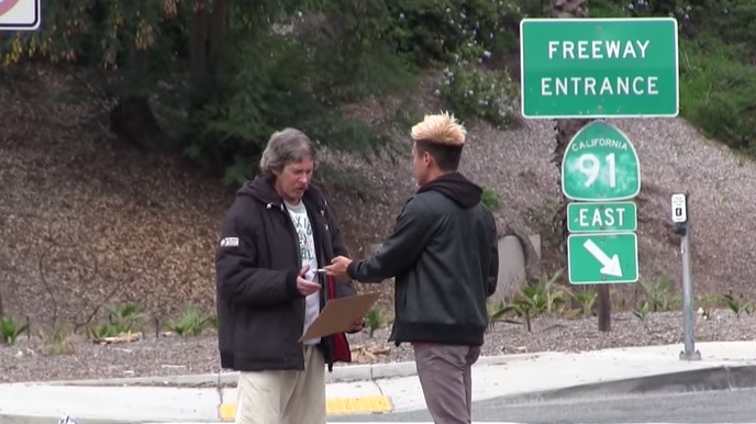 Regala soldi a un senzatetto e lo segue, ciò che accade dopo è sorprendente