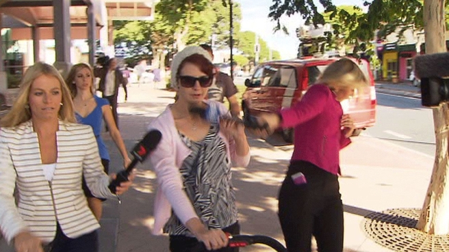 Infastidita dalla giornalista, le spegne la sigaretta in faccia – Video