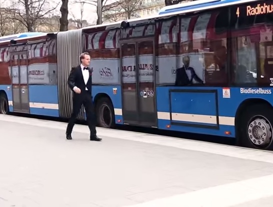 Sul bus senza biglietto in smoking e in jeans, le reazioni degli autisti sono opposte