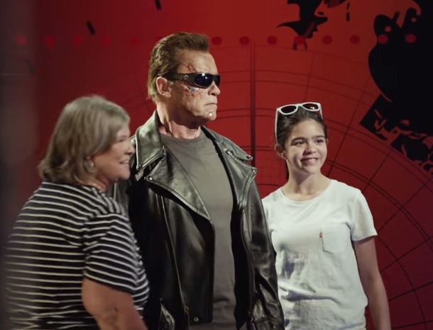 Dopo la foto con la statua di cera di Schwarzenegger accade qualcosa di inaspettato
