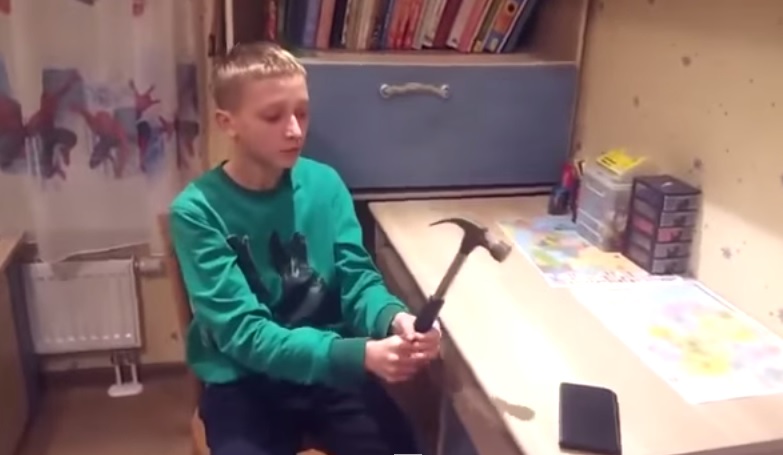 Russia, bambino testa l’indistruttibilità della custodia del suo cellulare