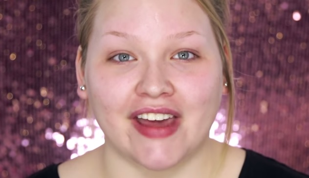 Trucca metà del suo viso, il risultato finale è sorprendente