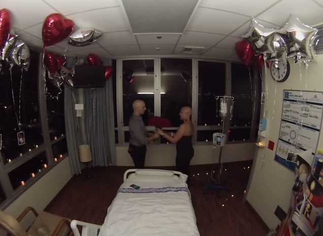 “Vuoi sposarmi?”, la proposta dopo l’ultima seduta di chemio della fidanzata