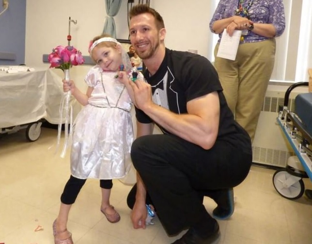 Bimba affetta da leucemia realizza il suo sogno e “sposa” il suo infermiere