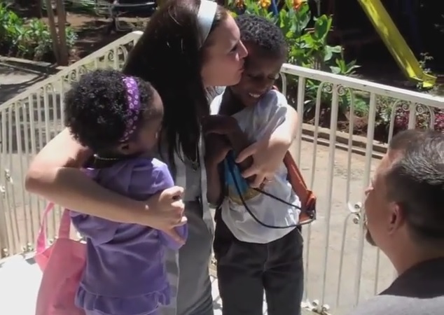 Coppia adotta due bimbi etiopi, il primo incontro è commovente