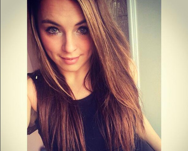 Sesso a tre, il video diventa virale e lei replica agli haters: “Non mi pento”