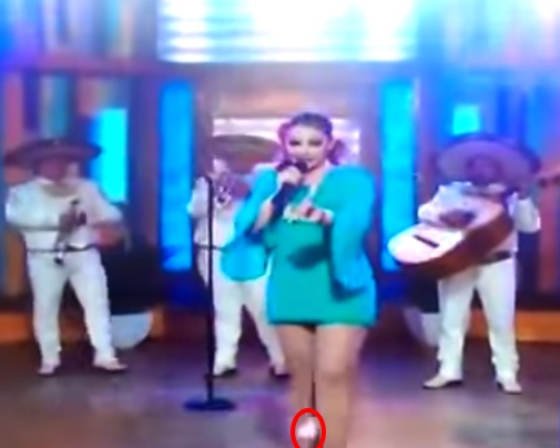Cantante messicana perde assorbente in diretta tv – Video