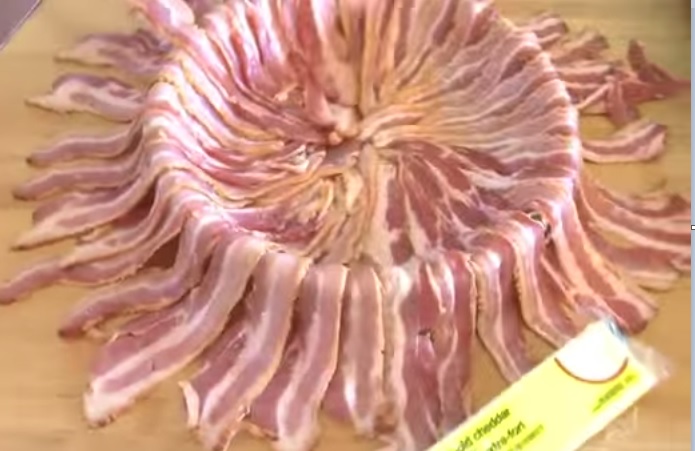 Ricopre la padella con il bacon, la ricetta fa venire l’acquolina in bocca