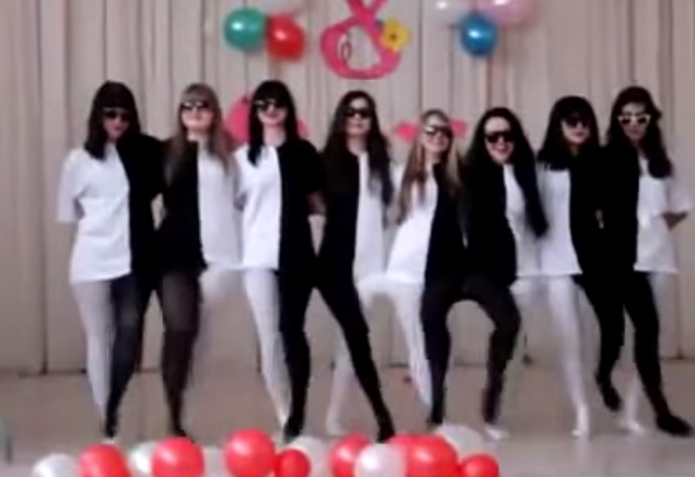 8 ragazze regalano un’esibizione degna di un talent show – Video
