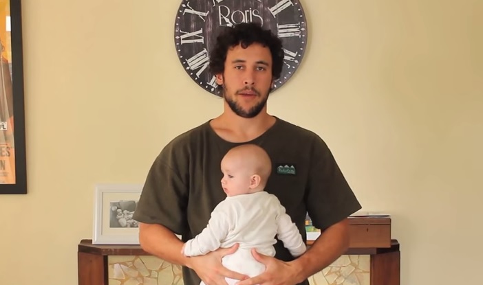 Come tenere in braccio il bebè? Ce lo spiega questo dolce papà