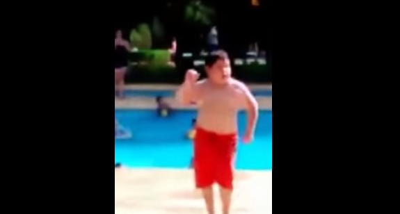 Parte la sua canzone preferita in piscina, la reazione è coinvolgente