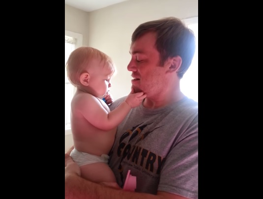Il papà si fa la barba, la reazione della bimba è dolcissima