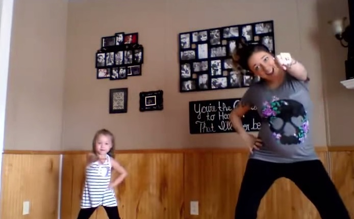 Mamma incinta balla con la sua bambina – Video