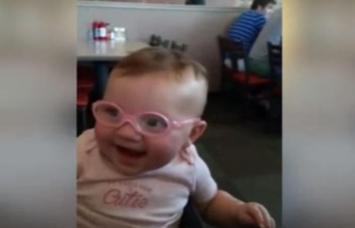Bimba indossa gli occhiali per la prima volta, la sua reazione è esilarante