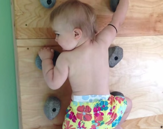 A 20 mesi Ellie è la più piccola arrampicatrice del mondo – Video