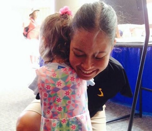 Bimba e pilota senza arti si incontrano, la foto del loro abbraccio è virale