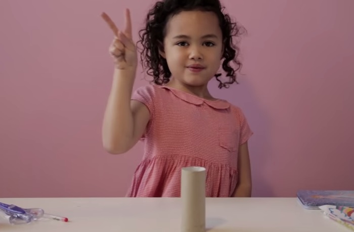 La bimba di 6 anni che sistema gli oggetti senza guardare – Video