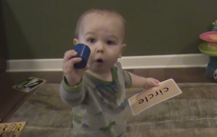 A 16 mesi questo bambino sa già “leggere” – Video