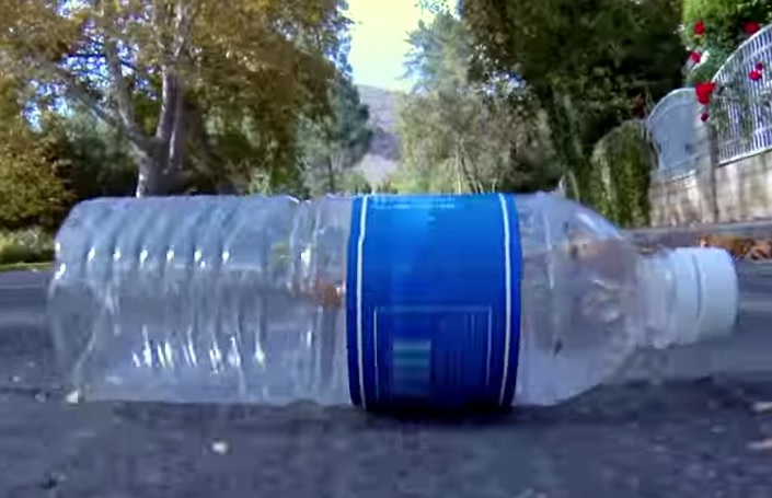 L’odissea di una bottiglia: la prossima volta che ne butti una, pensa a questo video