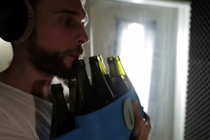 Le più belle colonne sonore dei film riprodotte con le bottiglie di birra
