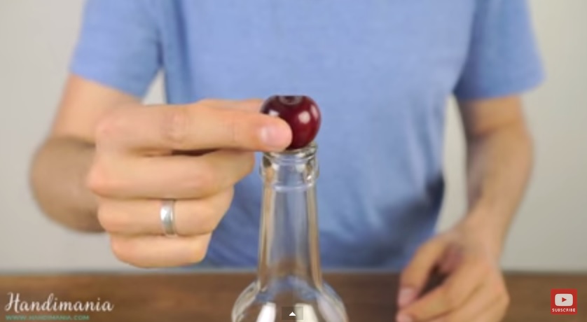 Mette una ciliegia su una bottiglia, quello che fa è ingegnoso