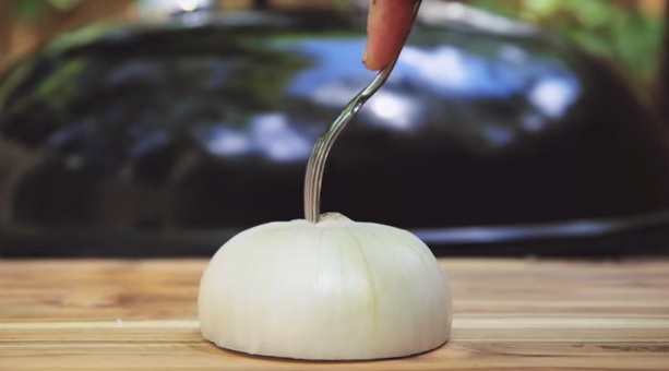 Come pulire una griglia per il barbecue con una cipolla e una forchetta