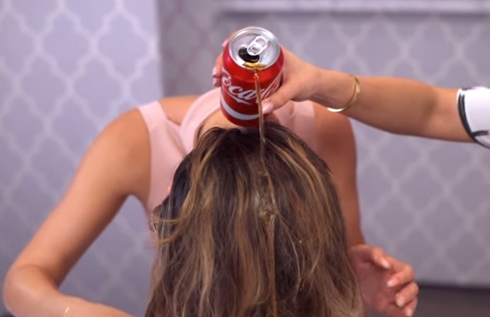 Che succede se versi la coca cola sui capelli? L’effetto è sorprendente