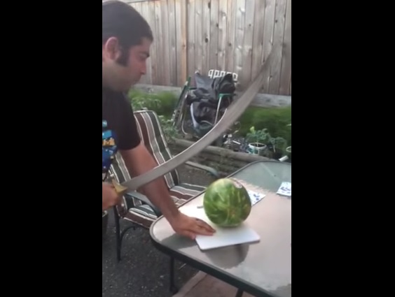 Come (non) tagliare un cocomero, il video è virale
