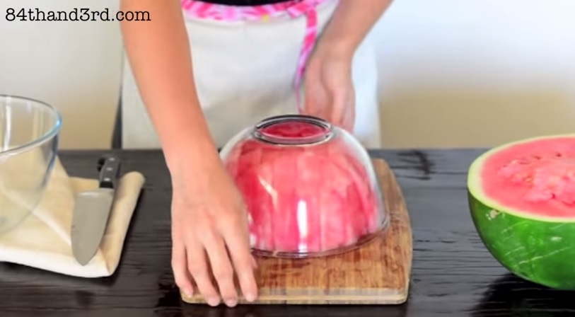 Un trucco geniale per servire il cocomero usando una ciotola capovolta