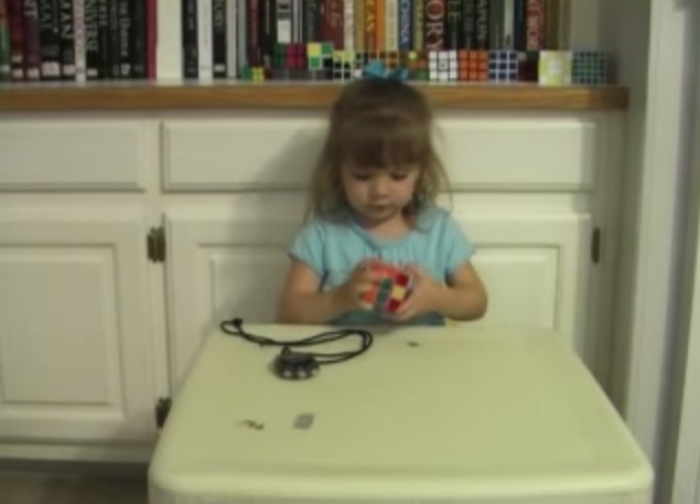 A 3 anni risolve il cubo di Rubik in soli 2 minuti – Video