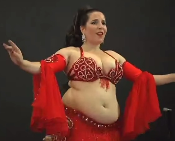 Questa danzatrice del ventre muove i fianchi come nessun’altra – Video