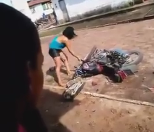 Donna tradita distrugge la moto del fidanzato – Video
