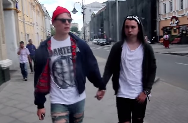 Due ragazzi camminano mano nella mano a Mosca, ecco cosa accade