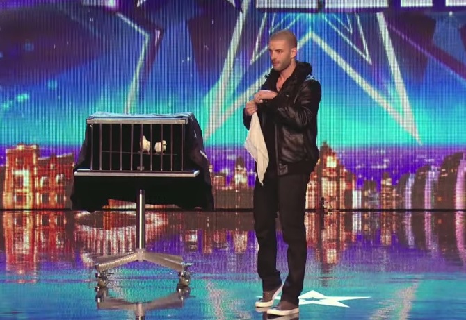 Questo illusionista metterà a dura prova le vostre certezze – Video