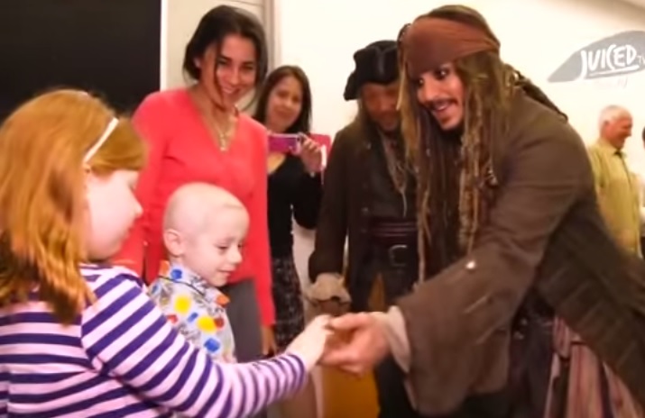 Johnny Depp irrompe in ospedale vestito da Jack Sparrow – Video