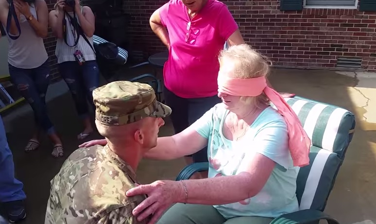 Soldato torna a casa dopo due anni, la sorpresa alla madre è virale