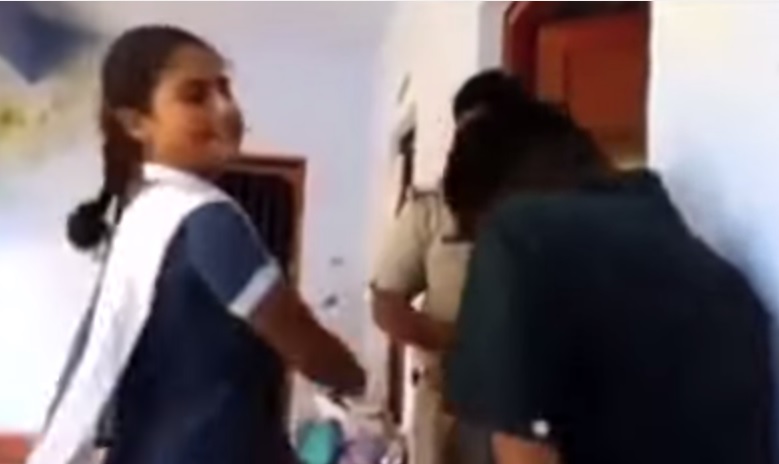 Studentessa indiana picchia il suo stalker e lo costringe a baciarle i piedi