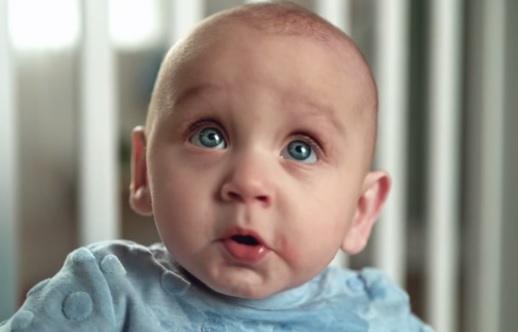 “E’ ora di cambiare il pannolino”, le smorfie dei bambini nello spot Pampers