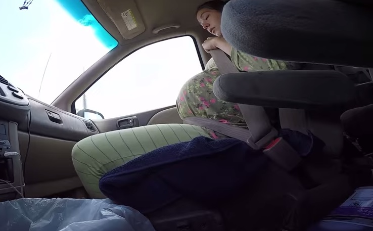 Partorisce sul sedile dell’auto bimbo di 4,5 kg, il video è virale