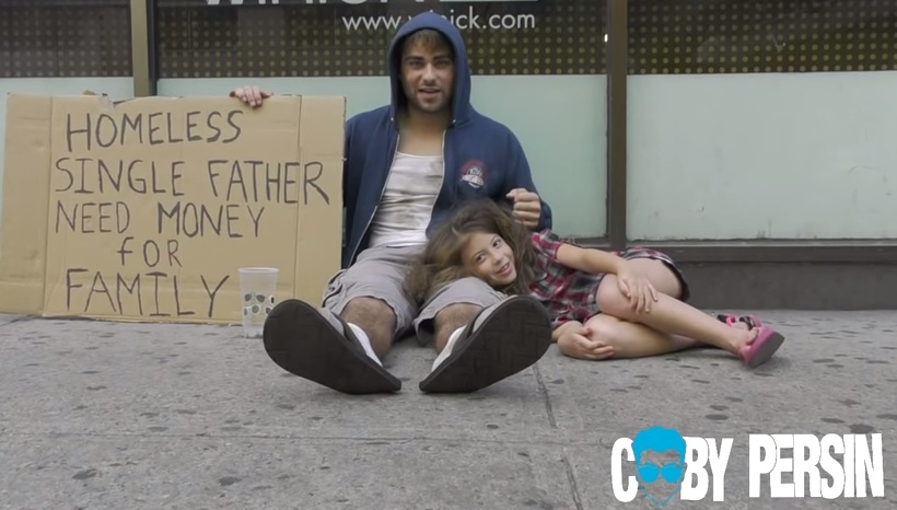 Uno chiede soldi per la figlia, l’altro per la droga: la reazione dei passanti