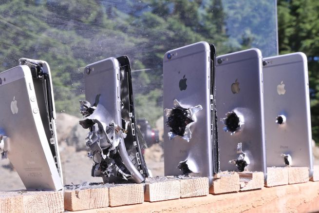 Quanti iPhone 6 ci vogliono per bloccare un proiettile? Il video è virale