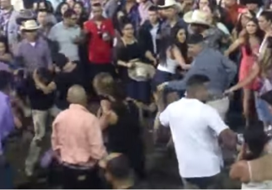 Messico, rissa da Far west tra cowboy ubriachi – Video