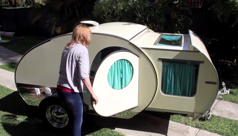 Questo camper sembra piccolissimo, ma tirando una maniglia cambia tutto