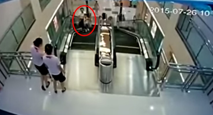 Cina, donna risucchiata dalla scala mobile: mette in salvo il figlio e poi muore