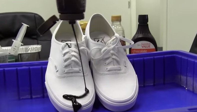 Si versa cioccolato e bevande sugli abiti, ecco il metodo per non macchiarsi