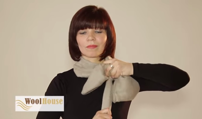 Come indossare una sciarpa, questa donna mostra più di 20 modi diversi